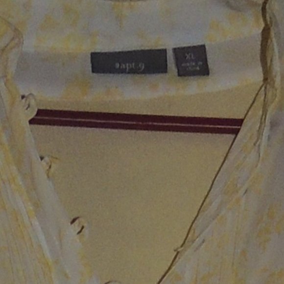 lite yellow v neck top with buttons xL - Picture 3 of 4